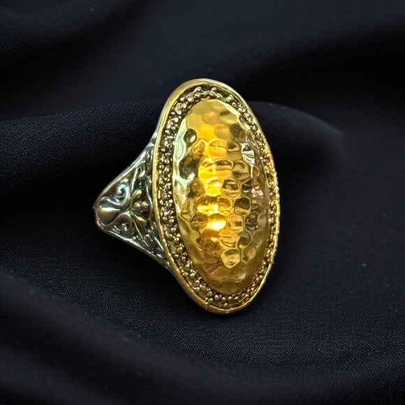 Large two tone hammered oval filigree ring - Picture 1 of 8